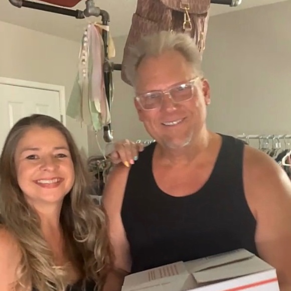 Meet your Poshers , Erin & Darryl - Picture 6 of 7